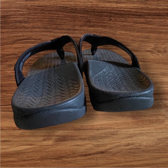 M10 Vionic Tide II Post Toe Sandal Black Mens 10 EUC main image 4
